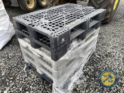 6 x plastic euro pallets