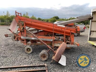 Super faun potato harvester with topper with shaft