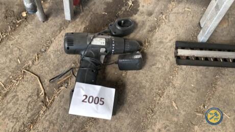 Chargeable drill with charger