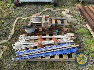 Pallet of elecetric fence posts and hotline fencer, needs battery