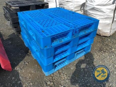 5 x blue plastic pallets