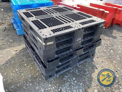 6 x black plastic pallets