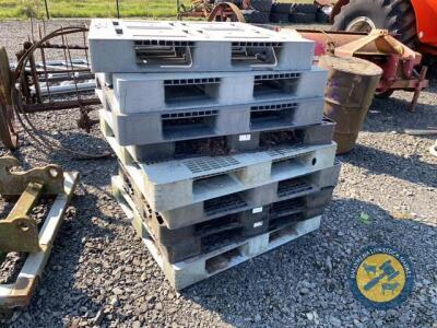 9 x plastic pallets