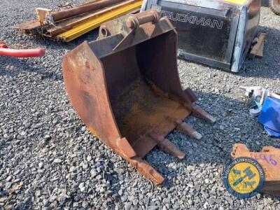 3ft digger bucket with 50mm pins