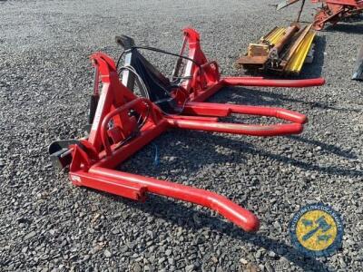 Nugent double round bale lifter with hydraulic rams