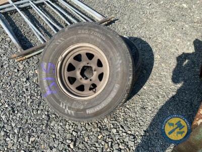 2 Diahatsu four track rims with tyres 265-70-15