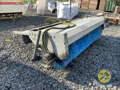 Hydraulic yard brush for handler