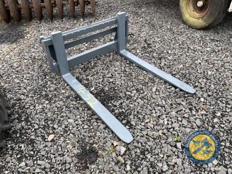 Pallet forks on euro brackets