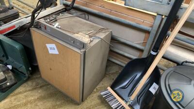 240v & 12v fridge