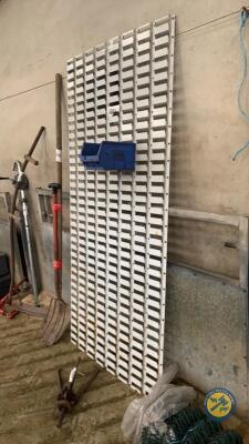 Wall mounted maxi tray holder
