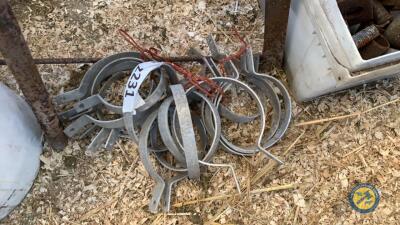 Approx 15 aluminium flu clamp brackets