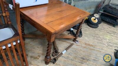 Oak table with 4 chairs