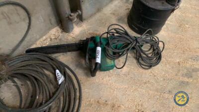 Electric chainsaw with spare blade