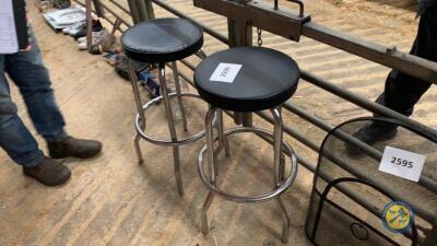 2x stools