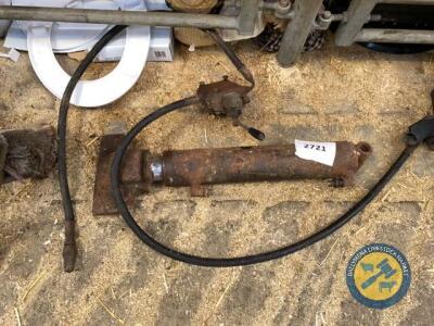 Block slitter ram & valve