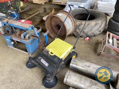 Manual sweeper