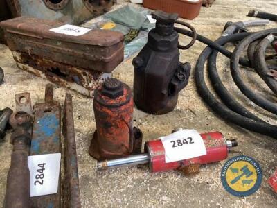 2x hydrualic jacks & hydraulic ram