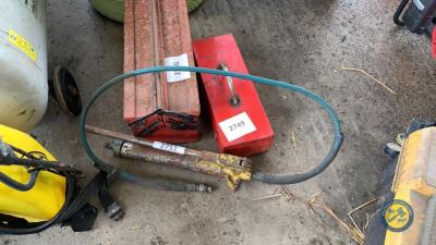 Hydraulic hand pump