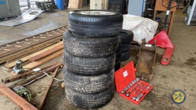 5x Land Rover wheels 4 good tyres