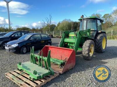 John Deere 2140 tractor 4 wheel drive, 1983, JUA 712Y, 8,200hrs, key & taxbook, diesel, complete with loader, 6ft bucket & pallet forks & dung grab, fitted with a cut off swithc