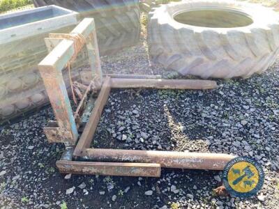 Round bale lifter