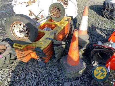 7x road work barriers in a stillage complete with 22 small road work cones