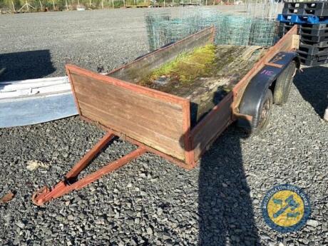 Tandem axle car trailer needs attention