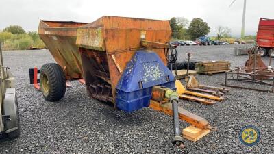 Front discharge manure spreader with shaft