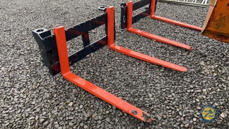 Pallet toes & carriage on pin & cone brackets