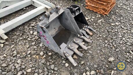 2x new mini digger buckets