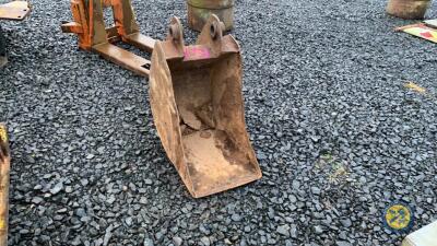 18" digging bucket for JCB 30mm pins