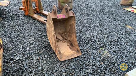 18" digging bucket for JCB 30mm pins