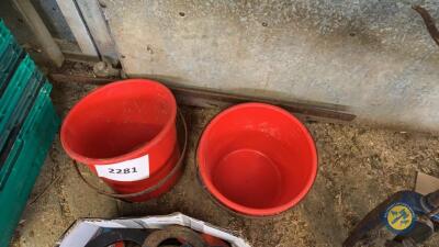 2x plastic buckets with fitting bracket