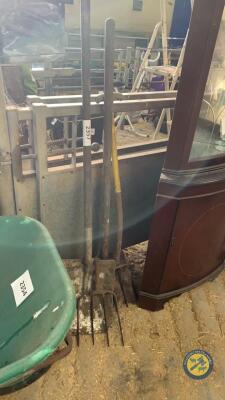 Job lot of shovels, grapes etc