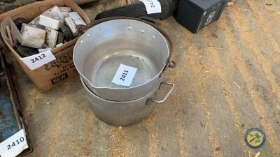 2x large cooking pots