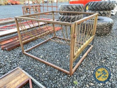 Bale cradle for sheep