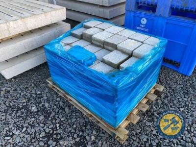 Pallet of approx 270x 7x8 flag stones