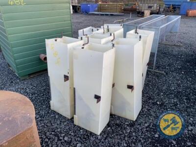 4x plastic pig feeders