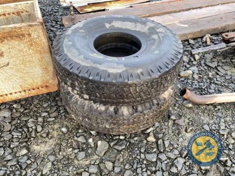 2x tyres 8.25-10