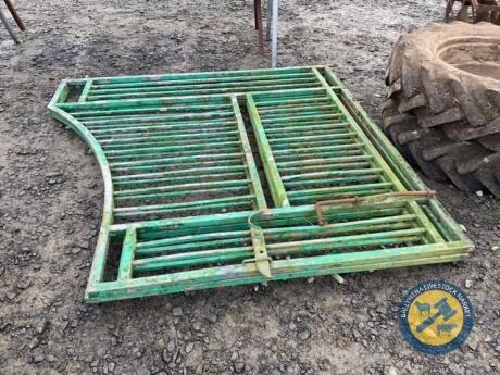 2x green & galvanised gates approx 8ft