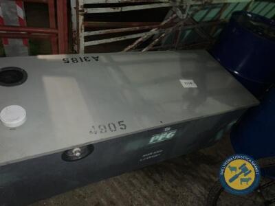 Insulated water tank with lid