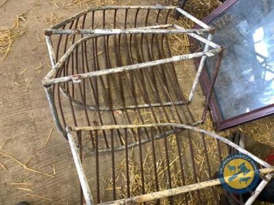 Hay rack wall fit